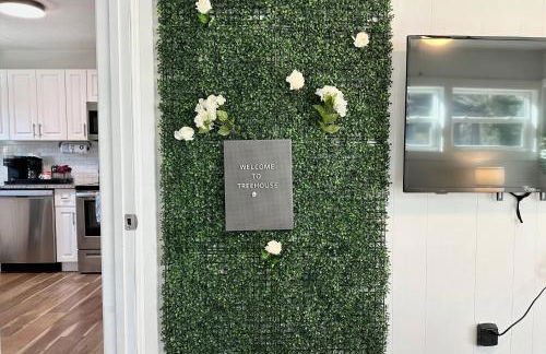 Treehouse is a Quaint 2 BR in an Up-and-Coming Part of Town, Pet Friendly with Fenced Yard and lounge area that is Close to Downtown Tampa - Foto 36