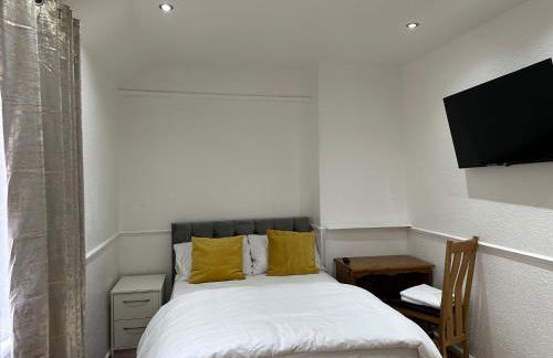 1st Studio Flat With full Private Toilet And Shower With its Own Kitchenette in Keedonwood Road Bromley A Fully Equipped Independent Studio Flat - Photo 49