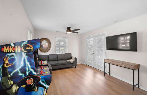 Stylish Home with game room, deck, and canal access - Foto 26