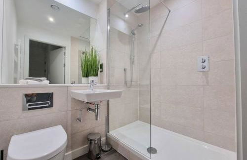 Stunning 4-bedroom Townhouse with Free Parking - Foto 19