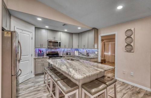 10 sleeps 3bd 2bth house Hot tub free parking - Foto 13