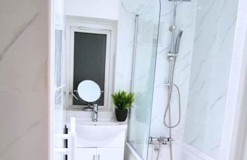 Modern Penge East Apartment - Photo 8