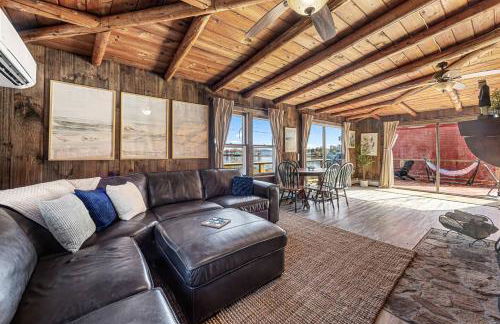 Coastal Red Farmhouse w/Firepit - Holiday Home - Foto 26