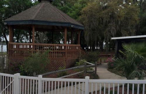 Wonderful Cottage Overlooking the Lake with Porch in Florida - Foto 17