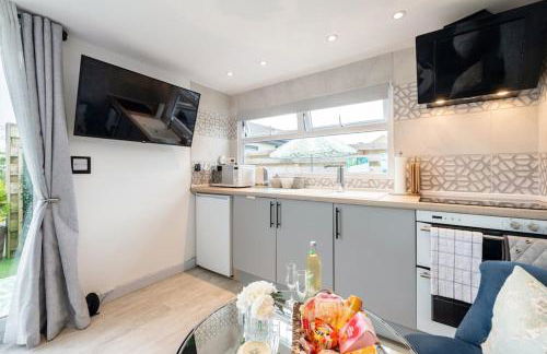 Adorable private couples retreat with hot tub - Photo 6