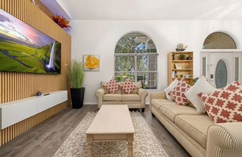 Modern Retreat Pool and Game Room - Foto 5