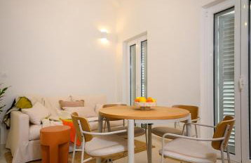 S27-Modern house in the old centre with parking - Photo 15