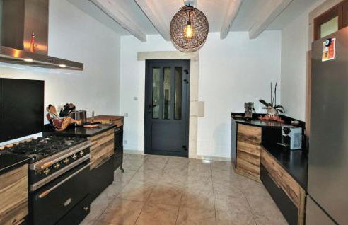 Lovely Home In La Roche St Secret - Photo 24