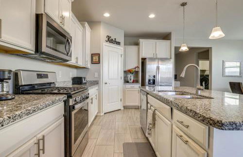 Outdoor Oasis with Pool and Spa Goodyear Getaway - Foto 9