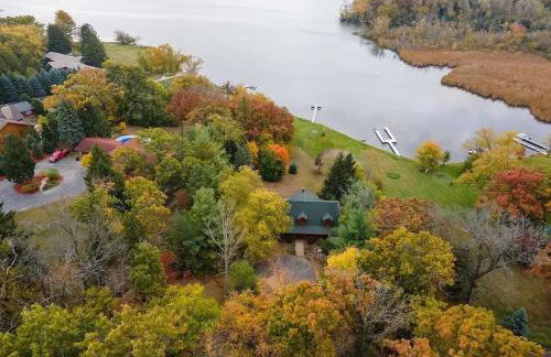 Monthly or Seasonal Large Petite Lake 44 Lakehouse Retreat with Private Pier and Hot Tub secluded Deep in the Woods - Foto 22