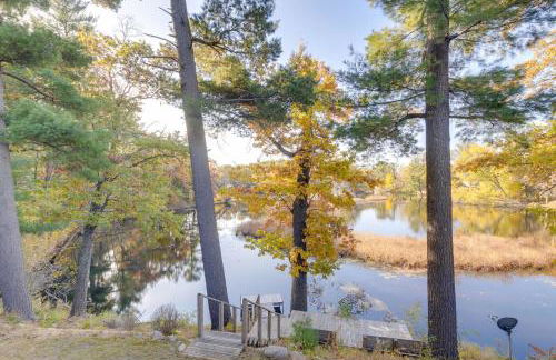 Antiquing and Fishing Riverfront Waupaca Home! - Foto 1