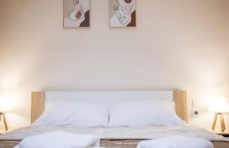 Riverside Escape ,modern residence with courtyard - Photo 15