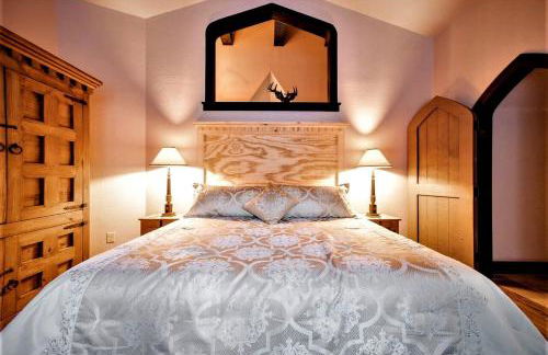 Castle Gatehouse Rental for a Unique Getaway near Bolton Landing, New York - Foto 32