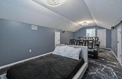 Game Room Theater Luxurious Waterfront Retreat - Photo 22