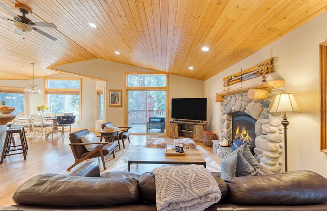 Washoe Chalet by Avantstay Game Room, Hot Tub, Putting Green & Fire Pit - Foto 2