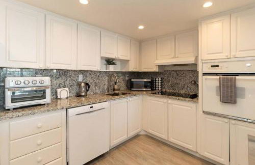 Stunning & Spacious Resort-Style Condo Across From Beach! - Foto 9