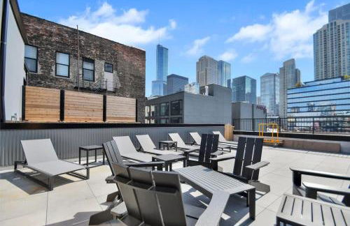 River North Private Balcony With In and Out Parking - Foto 11