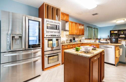 Ultimate Game Room Oasis for 12 - Private Patio - BBQ - 2 Kings - 6 TVs - Full-Body Massage Chair - Foto 16