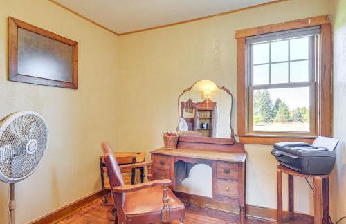 Pellston Farmhouse with Snowmobile Trail Access! - Foto 12