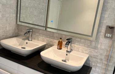 Richmond Hill Cottages, Exclusive 6 bedroom Farm House, Markington with heated pool - Photo 59