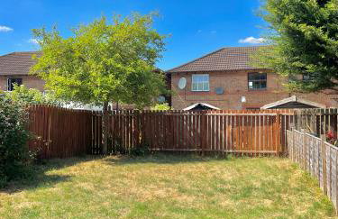 Central MK Home, Garden and Free Private Driveway Parking! 4 Beds Fully Equipped Train station 5 Mins - Photo 3