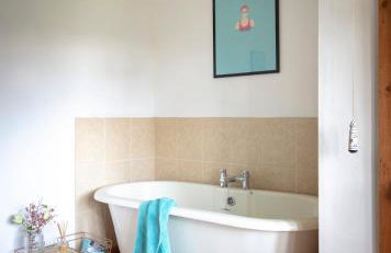 Farmhouse in Suffolk with wild swimming & hot tub - Photo 10