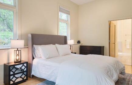 Secluded Modern Enclosed Patio Forest Views Woodland Zen by AvantStay - Foto 16