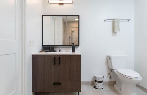 High Rise Retreat w City Skyline Views Shared Gym - Photo 35