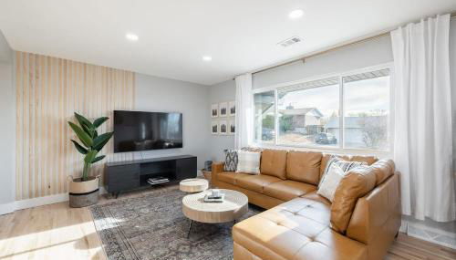 Light-filled retreat w hot tub & firepit - Foto 2