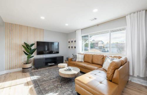 Light-filled retreat w hot tub & firepit - Foto 2