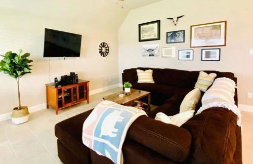 Waxahachie Queen bed, 10 mins 2 DWNT & Medical managed by stay albatross rentals 254-500-2317 - Foto 6