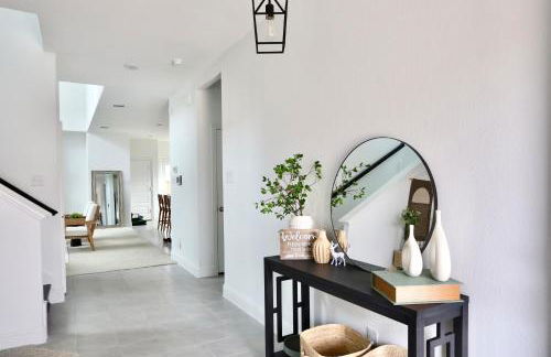 Luxe Living 4-bedroom with fireplace & game room - Photo 17