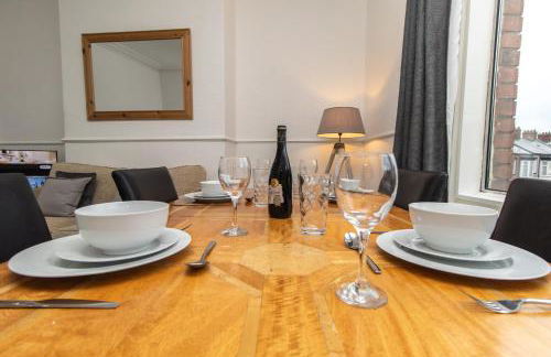 Free Parking, Huge 4 King Bedroom Townhouse, Fast WIFI, Fully Equipped Kitchen, 15 min drive to Nissan, 20 min to Newcastle Sunderland, Ideal for Long Term Contractor etc Stays, Regular Housekeeping Option - Dwellcome Home Ltd - See Our Site for Assurance - Foto 13