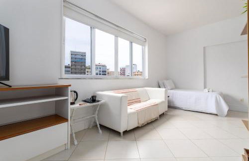 32-COP · CurtaCopacabana: Studio funcional com tudo embaixo - Foto 10