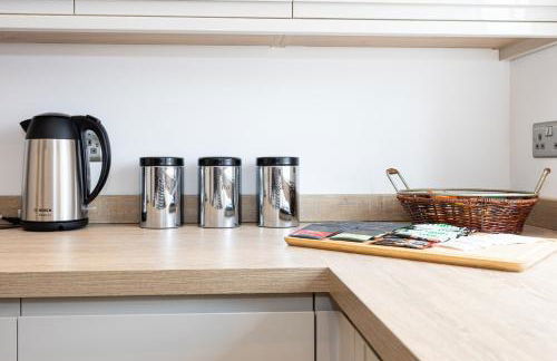 Stanway Apartments- Free Parking & Close To Tram Stop - Photo 19