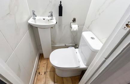 Promo Rate - New Malden 3BDR House with Garden & FREE Parking near Raynes Park, Kingston upon Thames & Wimbledon by NourNest Apartments - Foto 26