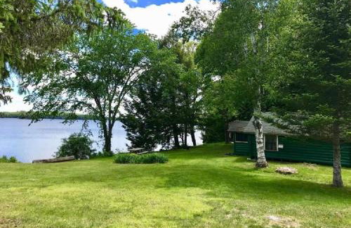Waterfront Vacation Rental with Charming Wooden Interior near Mount Katahdin, Maine - Foto 14