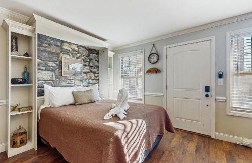 Pool and Riverfront! Couples Retreat in Smoky Mtns - Foto 10