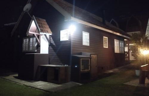 Chale de Madeira - Lareira e Fogueira---lindo gramado com mesa para café da manhã, churrasqueira e fogueira - Foto 35