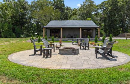 NEW Spacious Clarkson Getaway w Games & Yard - Foto 61