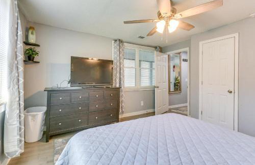 Beachy Home in Heart of Beaufort with Pool Access - Foto 12