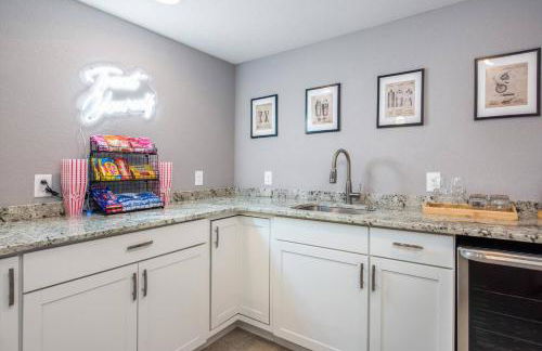 Mid-Mod Marvel Central Game RmWet Bar Patio - Foto 25