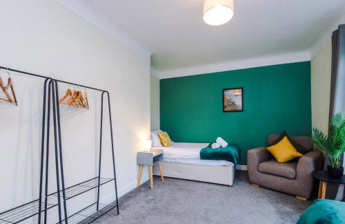 3BR Home Sleeps 6 Perfect for Short and Long Term Stays - Foto 34