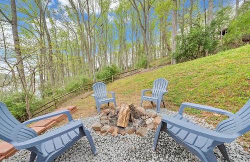 Treetop & Waterfront! Hot Tub, Kayaks, Game Room - Foto 3