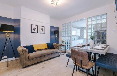 Classic 4 Bedroom House in Wirral with WiFi & Parking Sleeps 9 by PureStay - Foto 1