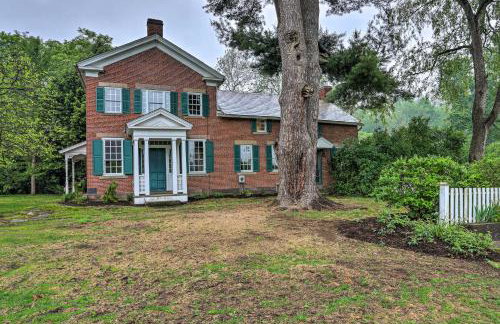 Timeless Winesburg Farmhouse with Deck - Foto 35