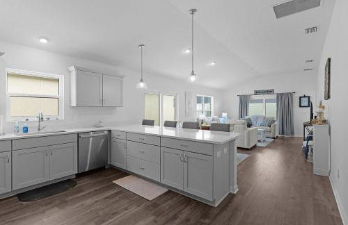 Cozy Family Stay- Queen-Double-Twins Bed- Full Kitchen-Netflix-Golf Cart-WiFi - Photo 6