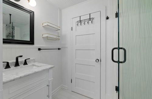 Coco's Cozy Cabana - Hot Tub Walk to Downtown - Foto 22