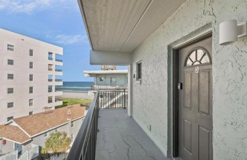 Polished oceanfront condo with pool access, private balcony & washer/dryer - Foto 11