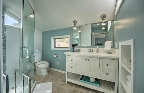 Spacious Delton Home with Fire Pit and Lake Views - Foto 22